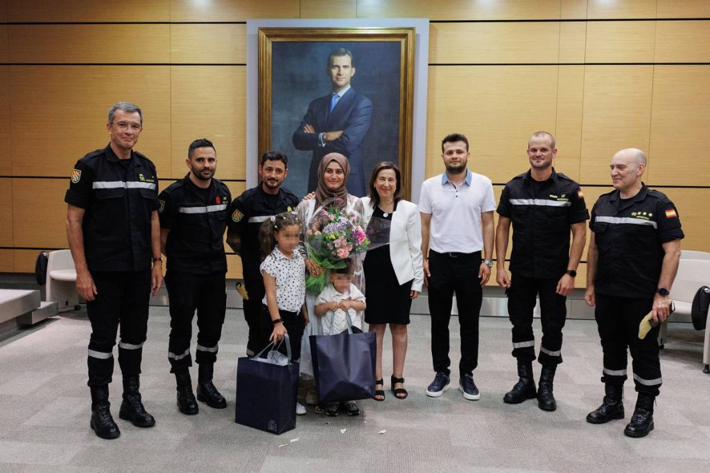 وزير الدفاع الإسباني يستقبل عائلة الناجين من الزلزال التركي