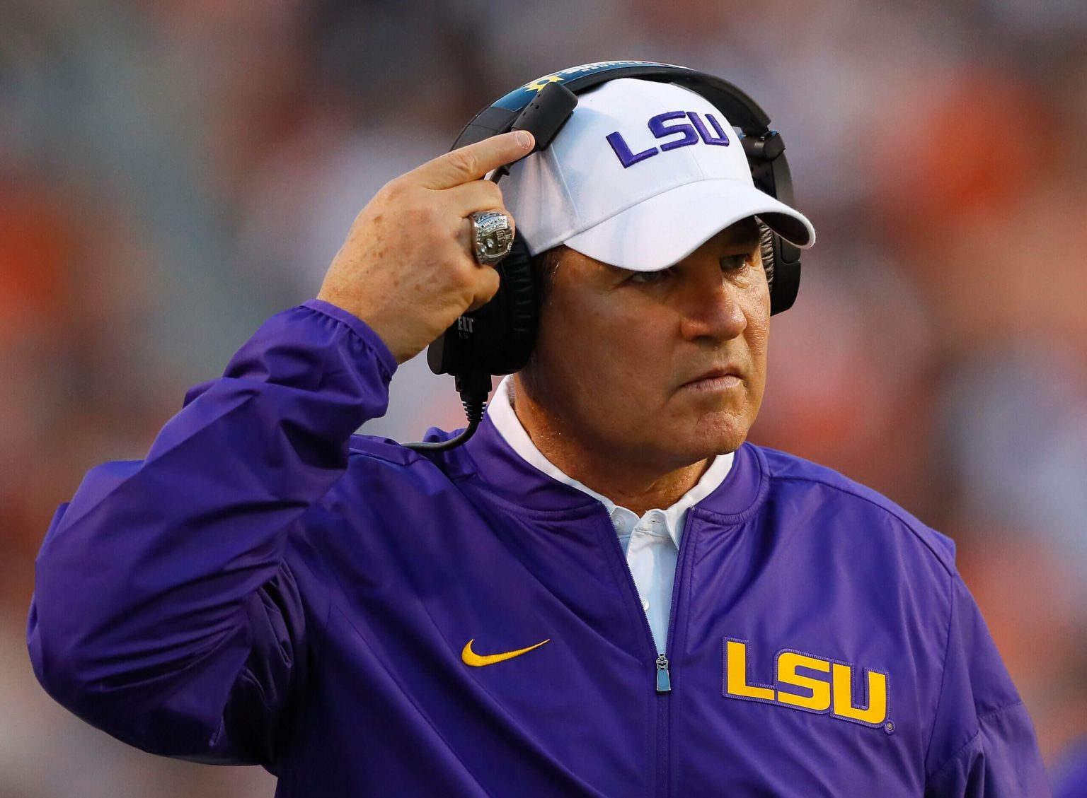 رفع Les Miles دعوى قضائية ضد LSU بسبب الانتصارات التي تم إخلاؤها والتي يزعم أنها كلفته أهلية Hall of Fame