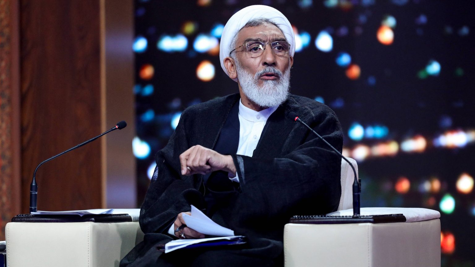 تعرف على رجل الدين الملقب بـ “ظاهرة” السباق الرئاسي في إيران