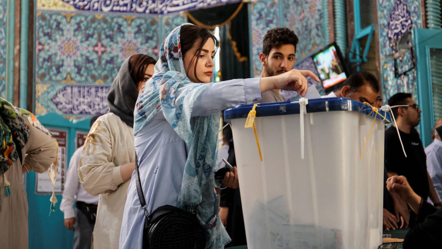 إيران تجري جولة إعادة بين المرشحين الإصلاحيين والمحافظين المتشددين