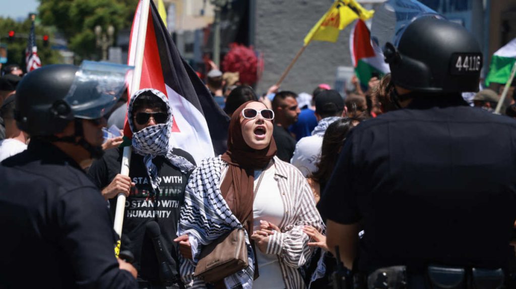 “شائن”: نشطاء مؤيدون لفلسطين ينتقدون بايدن لوصفه الاحتجاج بأنه “معادي للسامية”