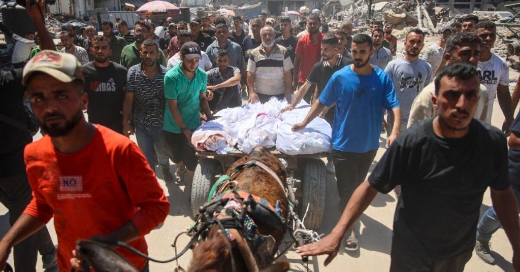 ويقول مسؤولو الصحة في غزة إن 24 شخصا قتلوا في الغارات الإسرائيلية