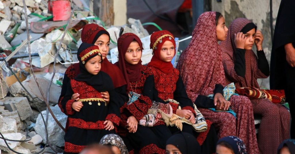 هدوء في القتال في غزة بينما يحث بايدن على الهدنة في رسالة العيد