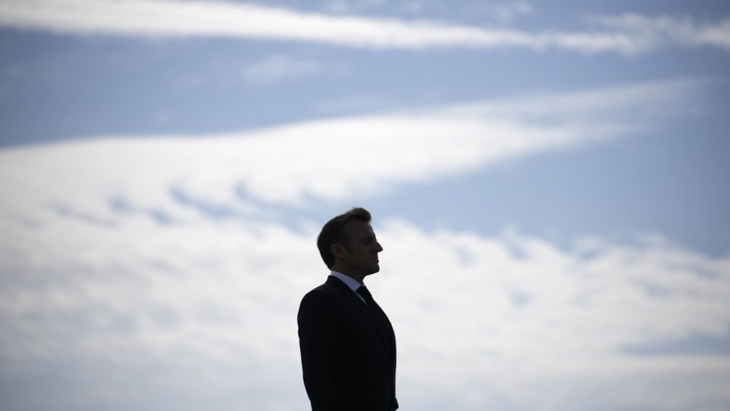 وضعف ماكرون في الداخل والخارج بعد أن أعطت الانتخابات الفرنسية المبكرة زخما لليمين المتطرف