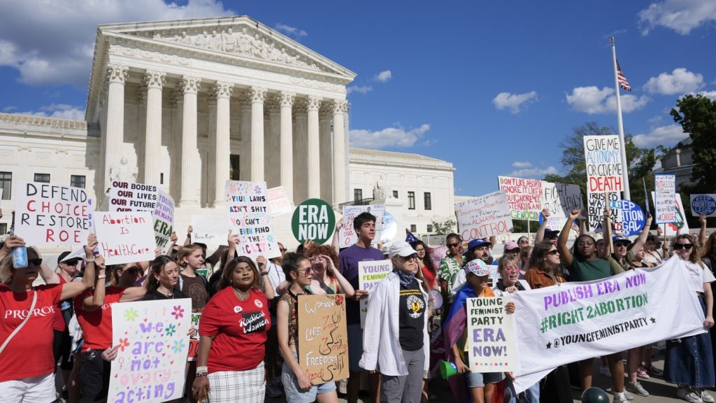 ما هو القانون الفيدرالي الذي يشكل محور أحدث قضية إجهاض تنظرها المحكمة العليا؟