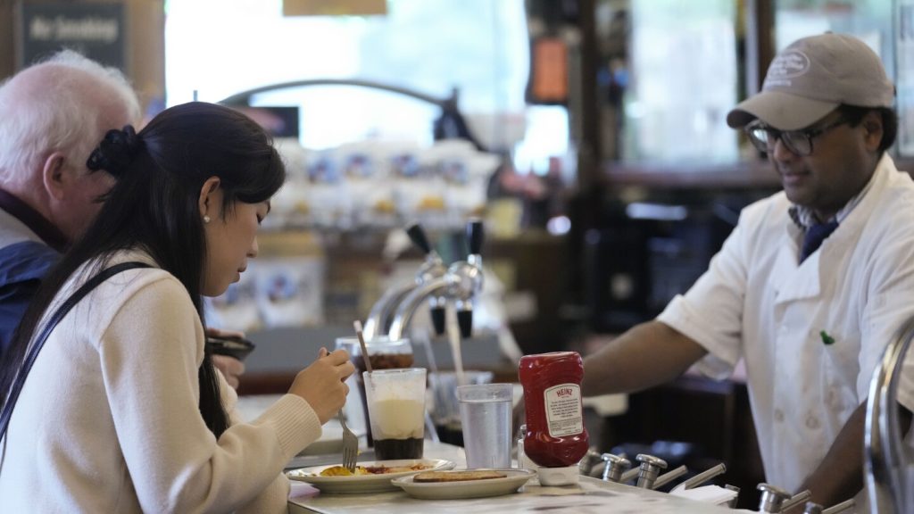 انخفضت ثقة المستهلك في الولايات المتحدة في شهر يونيو مع قلق الأمريكيين بشأن التوقعات على المدى القريب