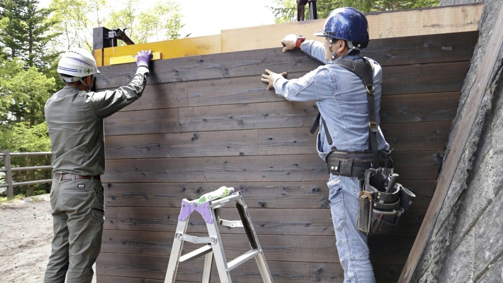 تم تركيب بوابة على طريق جبل فوجي للسيطرة على الحشود، لكن الحاكم يقول إن هناك حاجة إلى مزيد من الإجراءات