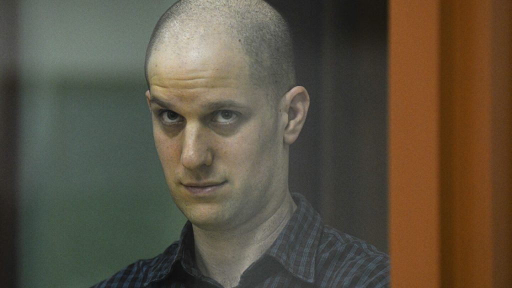 يُحاكم صحفي أمريكي في روسيا بتهم التجسس، وهو ما ينفيه هو وصاحب عمله