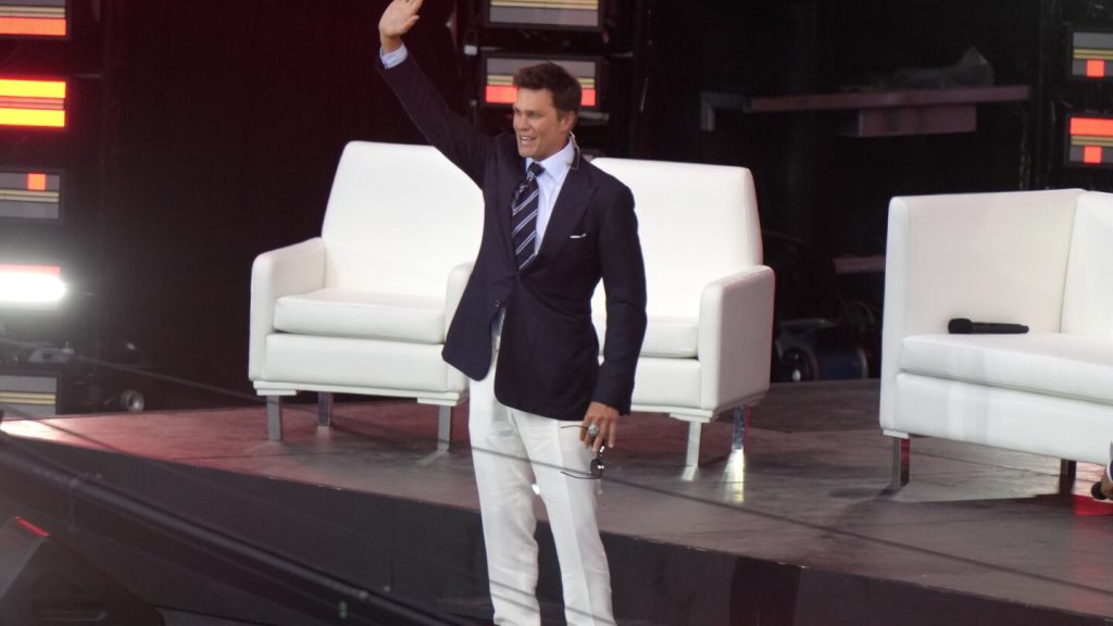 تم تكريم توم برادي في قاعة مشاهير باتريوتس خلال ليلة مرصعة بالنجوم