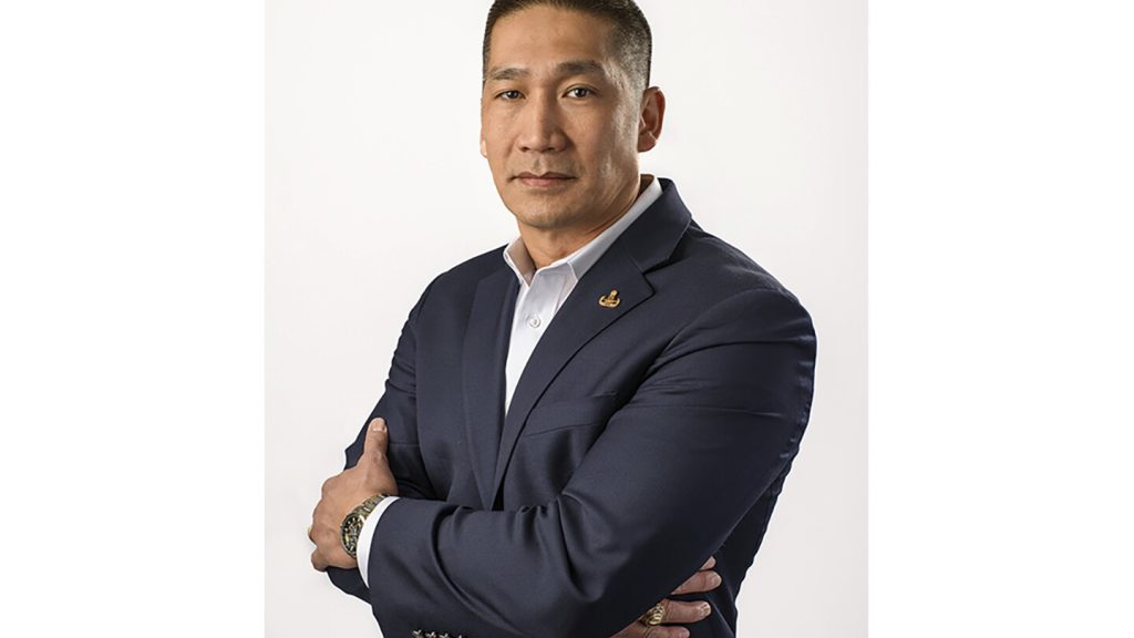 حصل الطبيب البيطري البحري على موافقة ترامب قبل الانتخابات التمهيدية لمجلس الشيوخ الأمريكي في فرجينيا، ويستهدف تيم كين في معركة شاقة