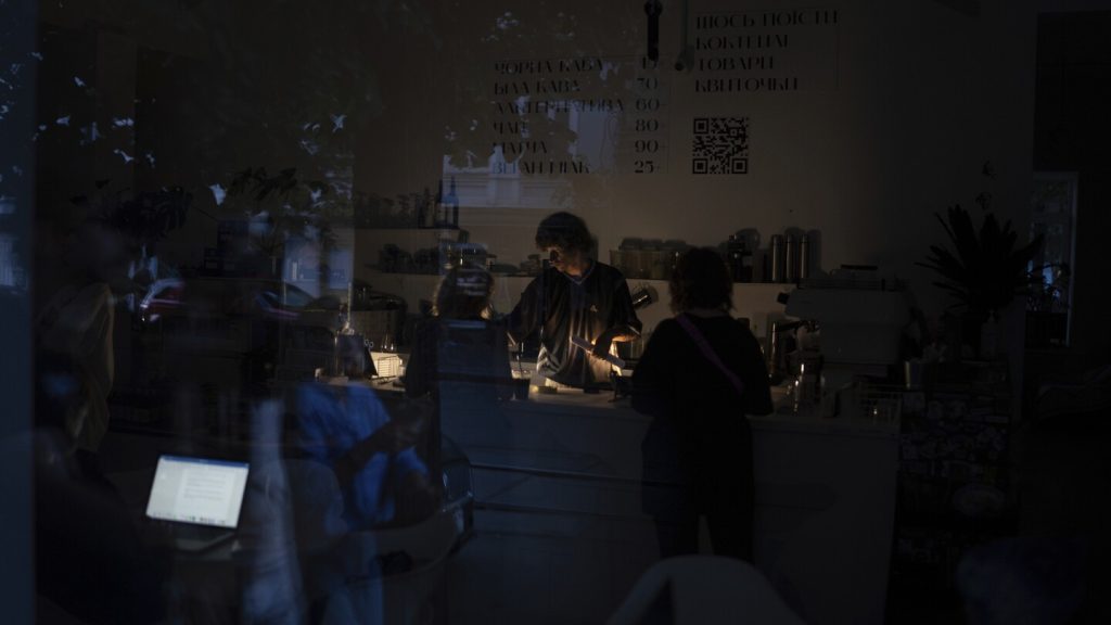 الإبحار عبر الظلام: عودة انقطاع التيار الكهربائي الطارئ في أوكرانيا بعد أن دمرت روسيا البنية التحتية