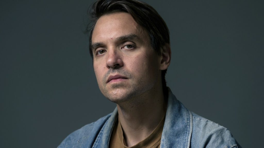 تعرف على ويل بتلر، المغني وكاتب الأغاني الذي يصنع موسيقى الروك “الستيريوفونية” في برودواي