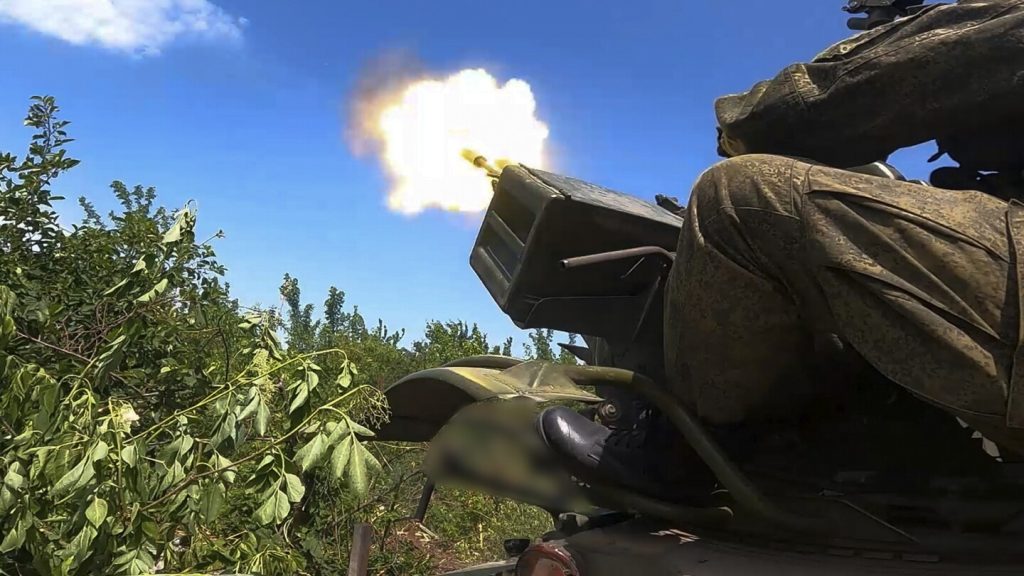 أعلنت أوكرانيا مسؤوليتها عن ثلاث هجمات على مصفاة لتكرير النفط داخل روسيا بينما تقول موسكو إن الهجوم البحري أحبط