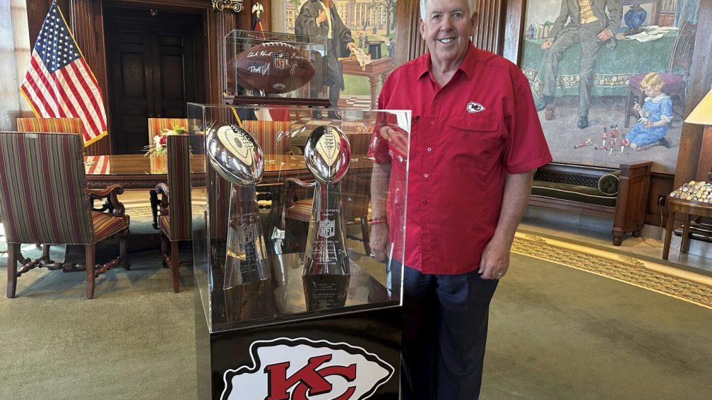 يقول حاكم ولاية ميسوري إن خطة المساعدة العامة الجديدة قيد التنفيذ لملاعب تشيفز ورويالز