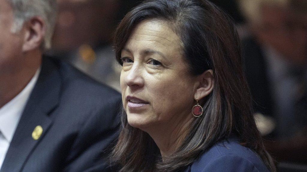 أزعج الجمهوريون في إنديانا اختيار مايك براون لمنصب نائب الحاكم، ودعموا اختيار اليمين المتطرف