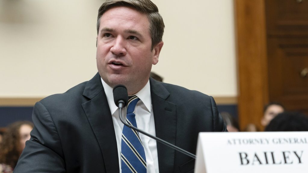 أوقف قضاة ولاية ميسوري بولاية كانساس مؤقتًا جزءًا كبيرًا من خطة الرئيس بايدن للإعفاء من ديون الطلاب