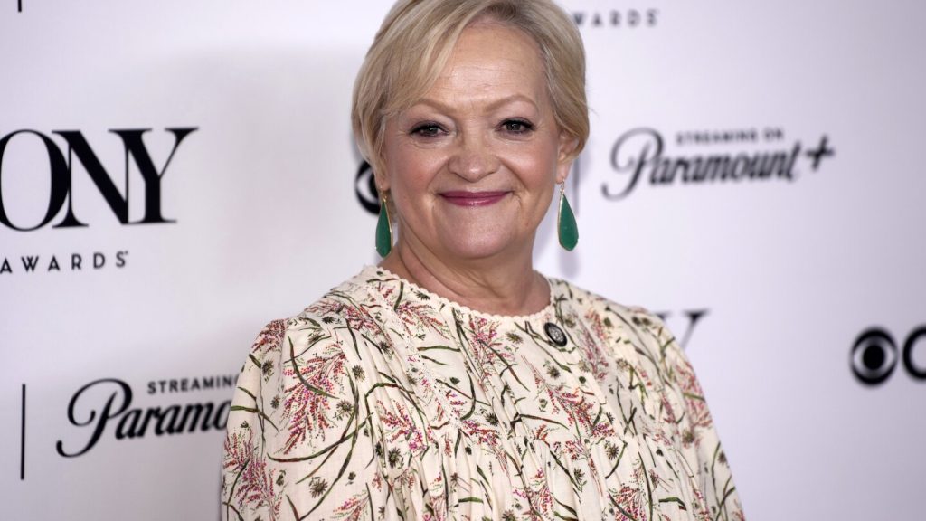 ماريا فريدمان، وهي صديقة قديمة لستيفن سونديم، تعلم الغناء بمرح ونحن نتدحرج على طول