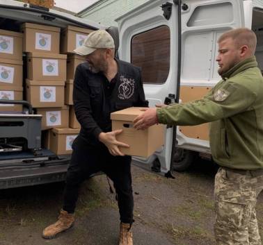 الشيف أندريس توريس أخذ سيارة إسعاف وإمدادات غذائية إلى بيلا تسيركفا، أوكرانيا (Global Humanitaria)