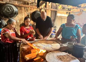 أندريس توريس يقدم الطعام في غواتيمالا (Global Humanitaria)