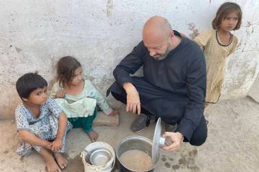 أندريس توريس يزور اللاجئين الأفغان في باكستان. (الإنسانية العالمية)