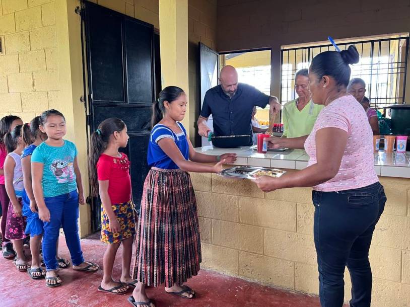 أندريس توريس يقدم الطعام في غواتيمالا (برنامج الإنسانية العالمية)