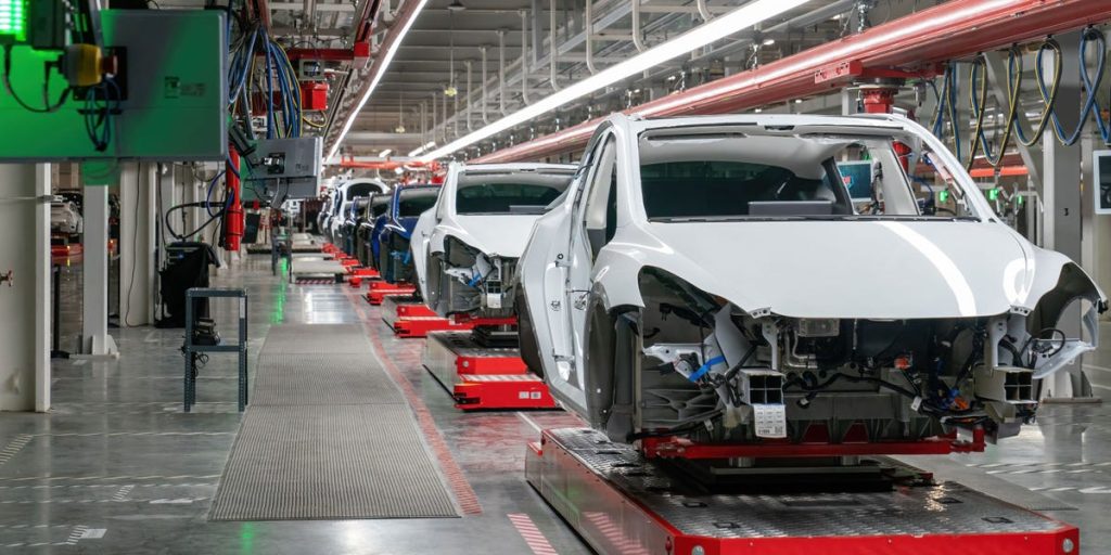 أوقفت شركة تسلا بعض خطوط إنتاجها بسبب انقطاع خدمة Microsoft-CrowdStrike