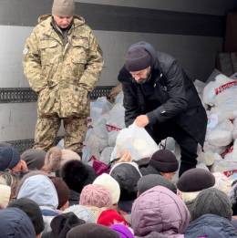 أندريس توريس يوزع الطعام (Global Humanitaria)