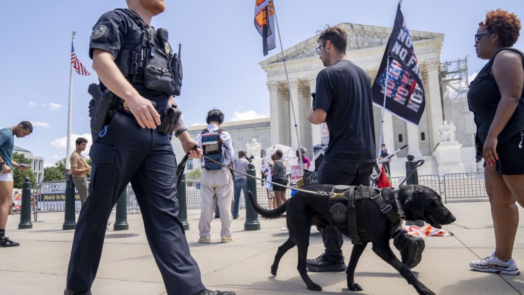 المحكمة العليا تقضي بتمتع الرؤساء السابقين بحصانة واسعة، مما يقلل من فرص محاكمة ترامب قبل الانتخابات