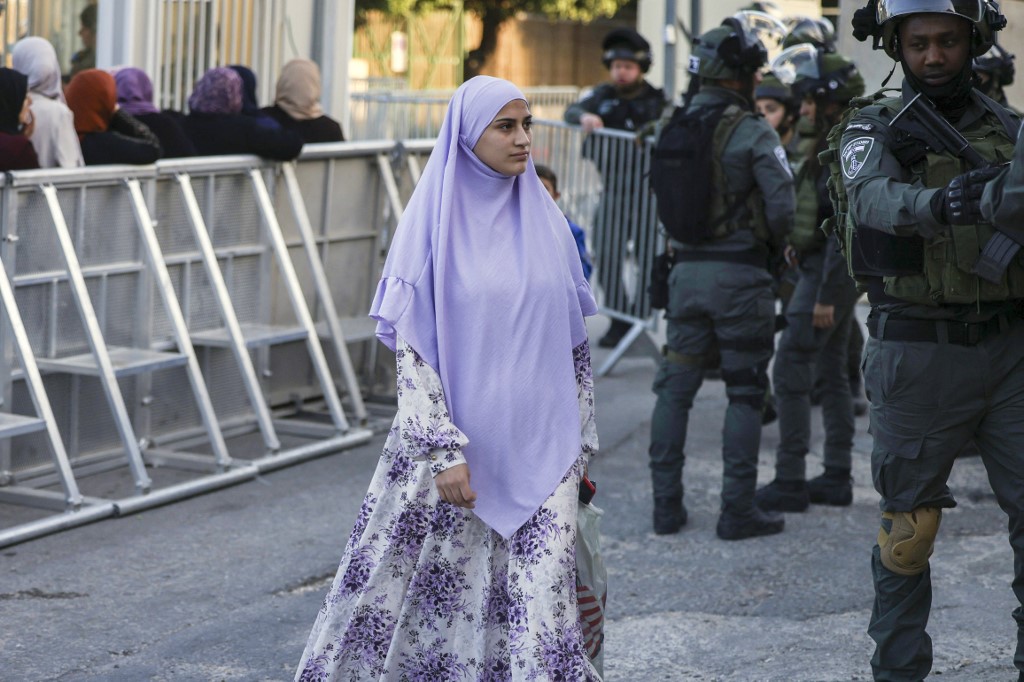 جنود الاحتلال الإسرائيلي يتحرشون جنسيا بالنساء الفلسطينيات على حاجز الخليل: تقرير