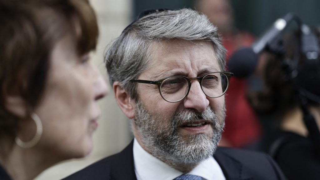 الحاخام الأكبر لفرنسا يدعو إسرائيل إلى “إنهاء المهمة” في غزة