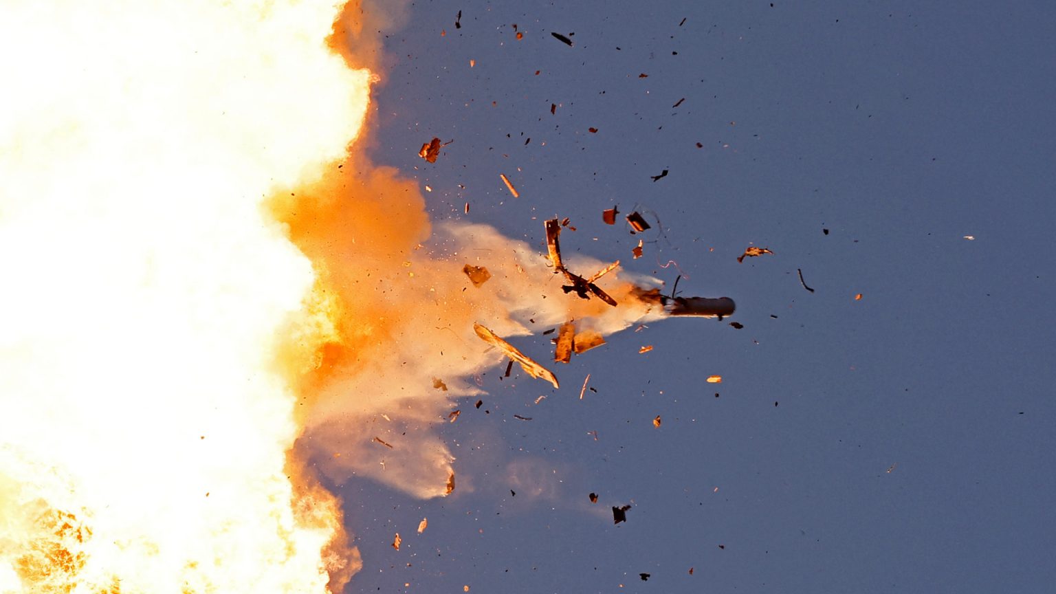 إسرائيل تقصف لبنان قبل وقت قصير من بدء حزب الله هجومه الانتقامي