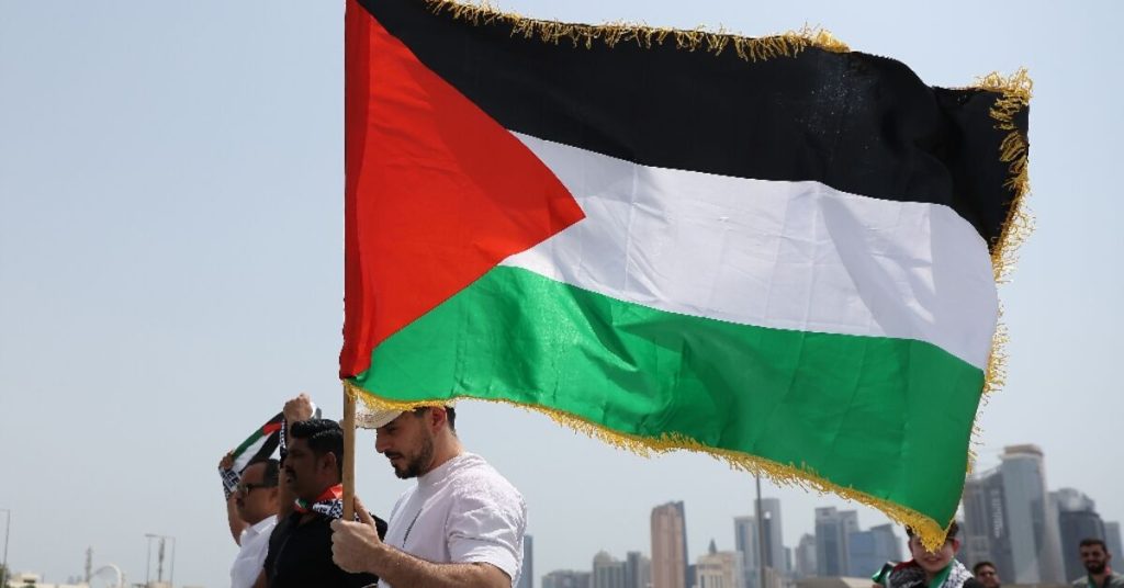 مئات الأشخاص في قطر يودعون زعيم حماس المغدور