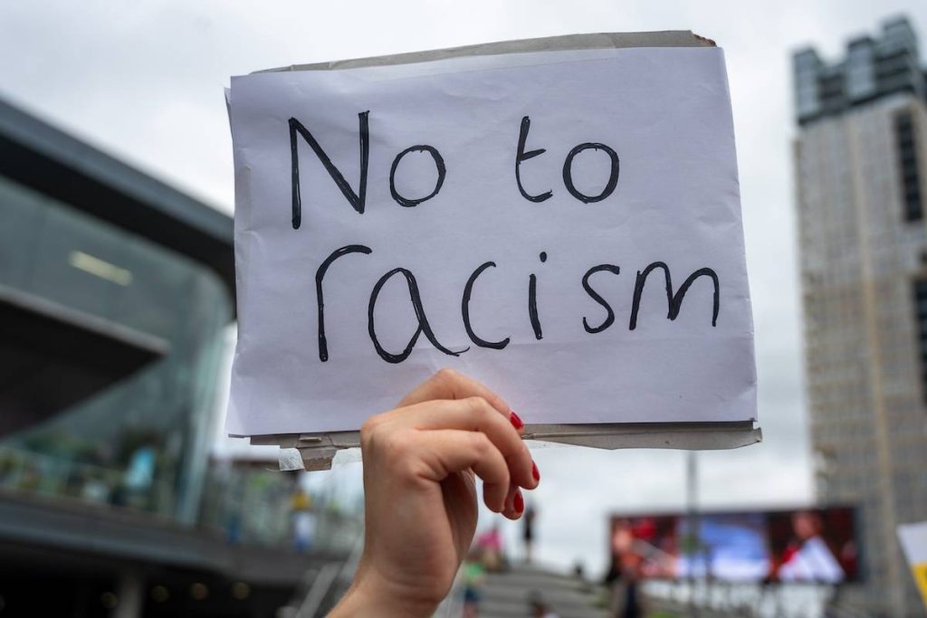 جرائم الكراهية المستمرة وخطاب الكراهية والحوادث المعادية للأجانب التي يرتكبها سياسيون وشخصيات عامة بريطانية في الأمم المتحدة