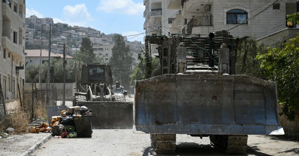 مدينة بالضفة الغربية “معزولة عن العالم” مع استمرار الغارات الإسرائيلية