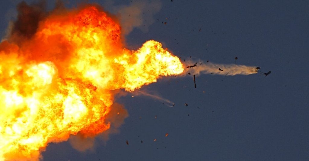 إسرائيل تضرب لبنان لمنع هجوم “واسع النطاق” لحزب الله