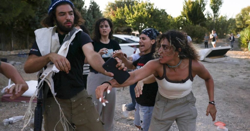 تتحول مسيرات الخيام في الضفة الغربية إلى صرخة حاشدة