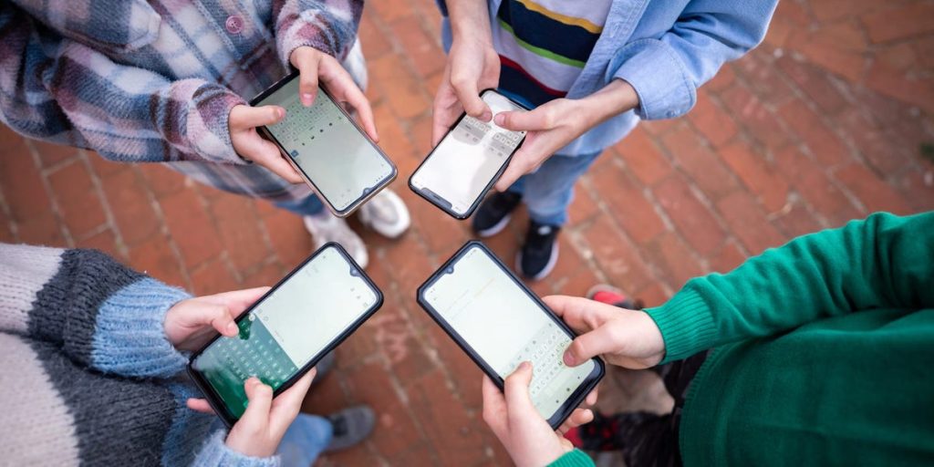 تحظر أغلب المدارس الثانوية في إحدى ضواحي لندن استخدام الهواتف الذكية. ويشرح أحد مديري المدارس كيف تم تنفيذ هذه الخطة.