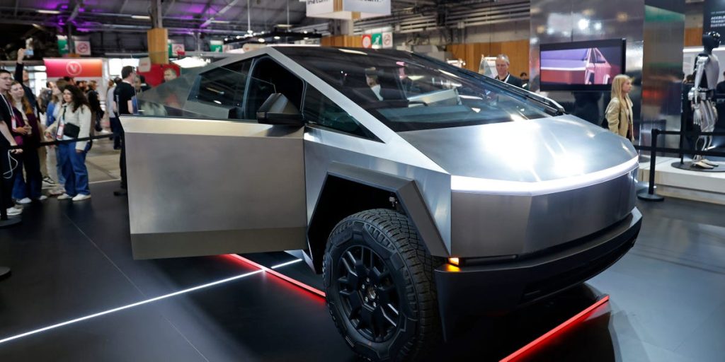 قال إيلون ماسك في البداية إن سعر سيارة Cybertruck سيبدأ من 39900 دولار. والآن لا يمكنك شراؤها بأقل من 100 ألف دولار.