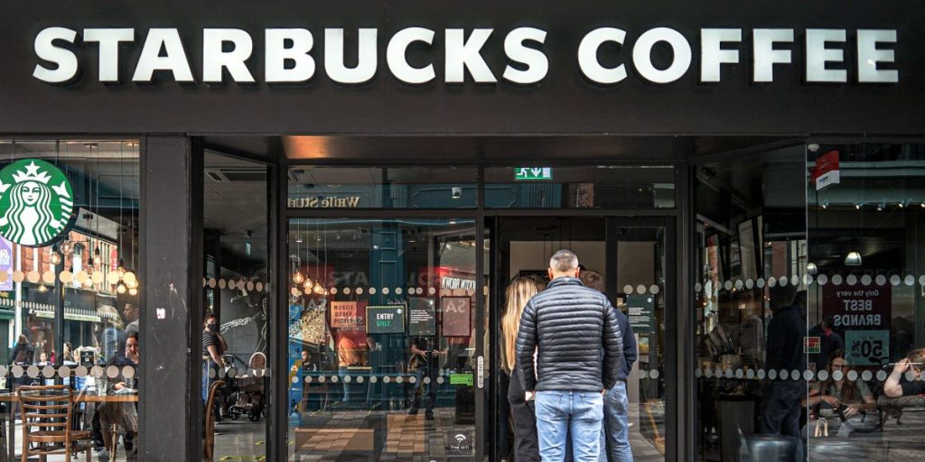 لدى الرئيس التنفيذي الجديد لشركة ستاربكس فرصة لإعادة تشكيل سلسلة المقاهي. يقول المحللون إنه قد يقوم بإصلاح القائمة – وأكثر من ذلك