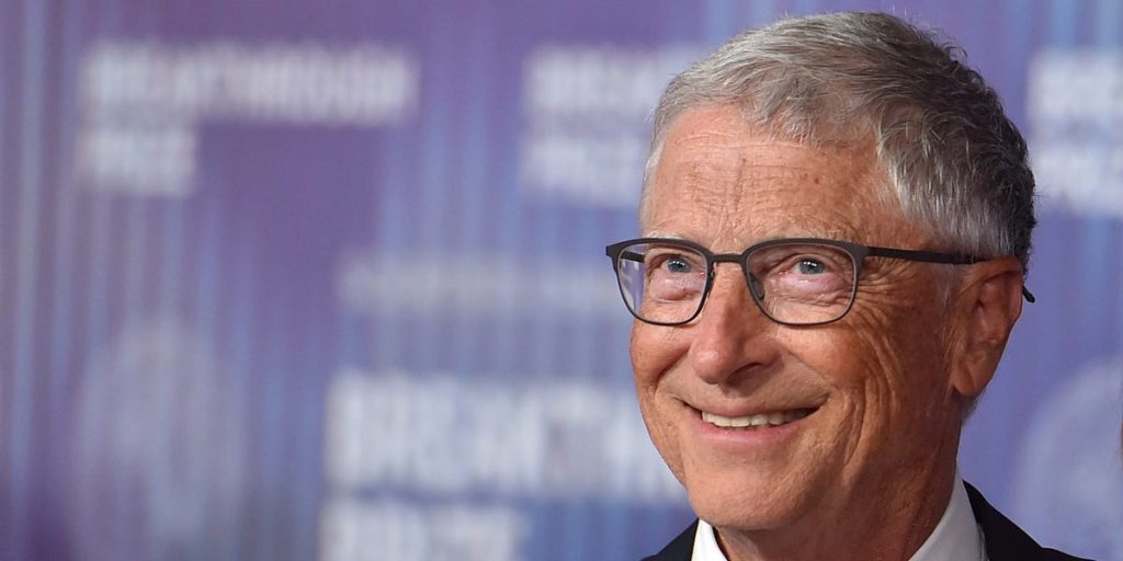 يقول بيل جيتس إنه يجب أن يكون لديه “حس الفكاهة” بشأن نظريات المؤامرة المتعلقة باللقاحات