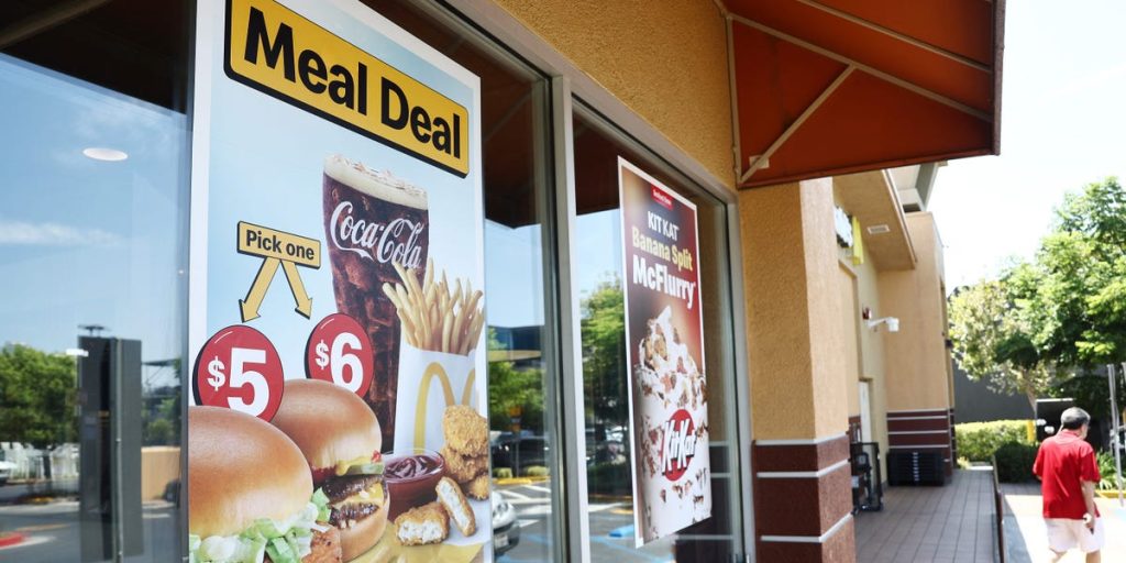 عروض الوجبات المقدمة من ماكدونالدز وبرجر كينج لا تغير سمعة الوجبات السريعة الباهظة الثمن