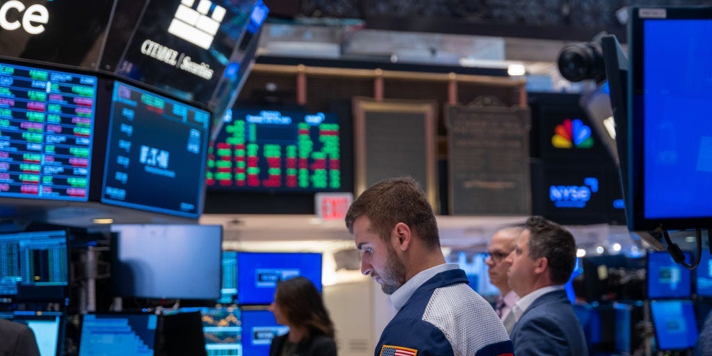 سوق الأسهم اليوم: الأسهم الأمريكية ترتفع مع انتظار المتداولين محاضر اجتماع بنك الاحتياطي الفيدرالي وبيانات الوظائف