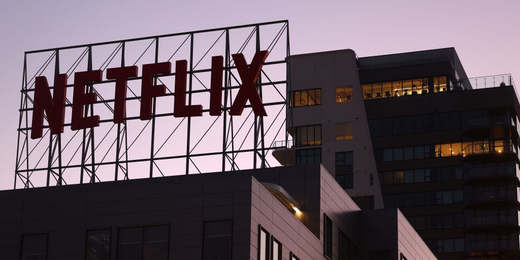 سجلت أسهم شركة Netflix ارتفاعات قياسية هذا الأسبوع. وإليك السبب وراء تشجيع وول ستريت لشركة البث العملاقة.