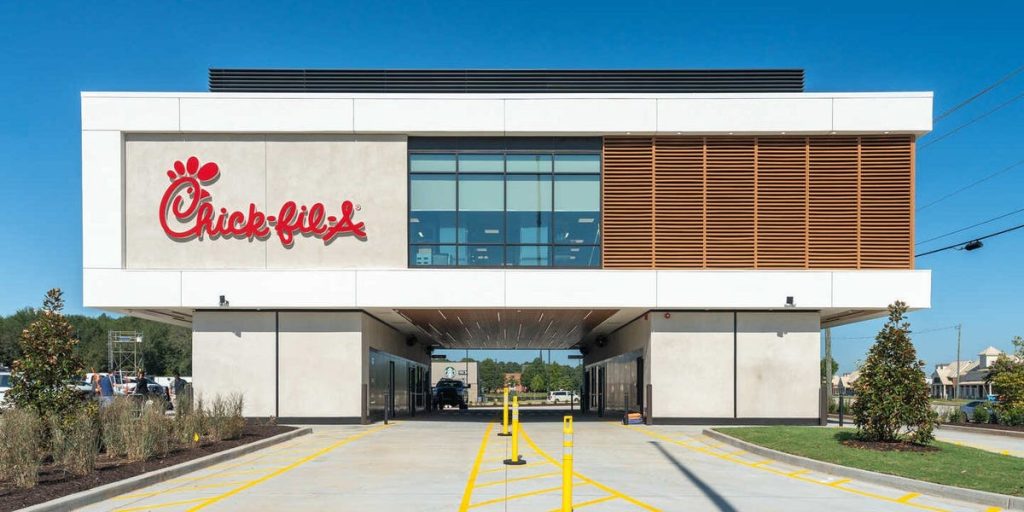 افتتحت Chick-fil-A للتو تصميمًا جديدًا للمتجر تقول إنه يتعامل مع ثلاثة أضعاف عدد سيارات القيادة من المتاجر الأخرى