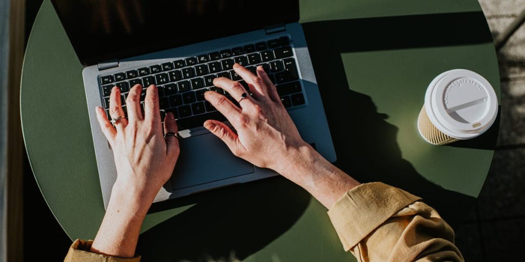 تسبب RTO في انقسام شركات التكنولوجيا الكبرى. يشارك أربعة موظفين سبب استقالتهم أو رفضهم فرص العمل بدلاً من إجبارهم على العودة إلى المكتب.