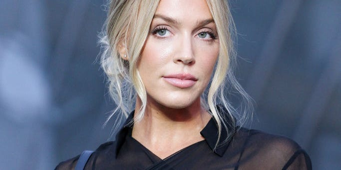 قد تكسب نجمة برنامج “Call Her Daddy” أليكس كوبر 125 مليون دولار من صفقة البودكاست الجديدة الخاصة بها – لكن الأمر لن يكون سهلاً