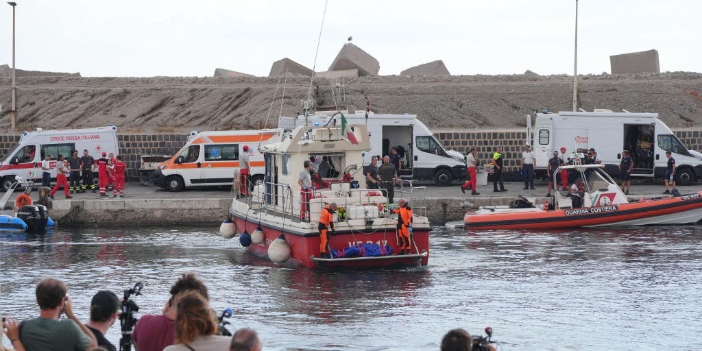 قال المحققون إنه تم العثور على خمس جثث في نفس كابينة اليخت الفاخر الخاص بمايك لينش، في الوقت الذي بدأ فيه المدعون العامون التحقيق في “فرضية الجريمة”