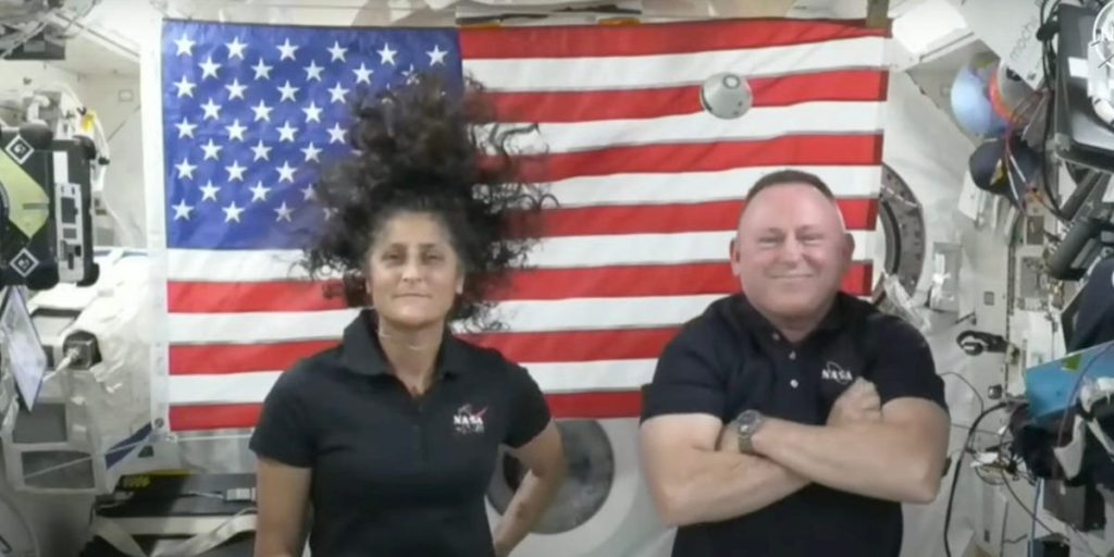 اختارت وكالة ناسا شركة سبيس إكس لإعادة رواد الفضاء الأميركيين العالقين في الفضاء إلى ديارهم. وهذه هي الضربة الأخيرة التي تلقتها شركة بوينج.