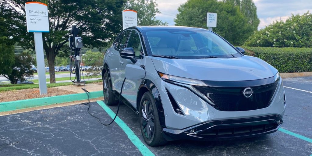 لقد قمت بقيادة سيارة نيسان الرياضية الأنيقة Ariya التي يبلغ سعرها 50 ألف دولار. هذه الميزات العشرين تجعلها سيارة كهربائية مميزة.