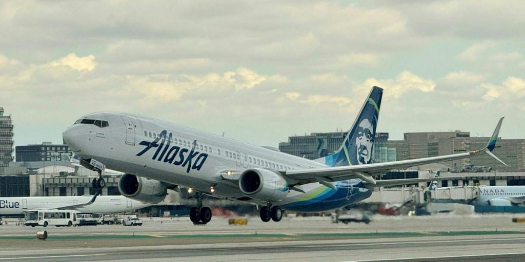 اضطرت طائرة تابعة لشركة الخطوط الجوية آلاسكا إلى العودة بعد تعطل محرك طائرة بوينج 737 في الجو